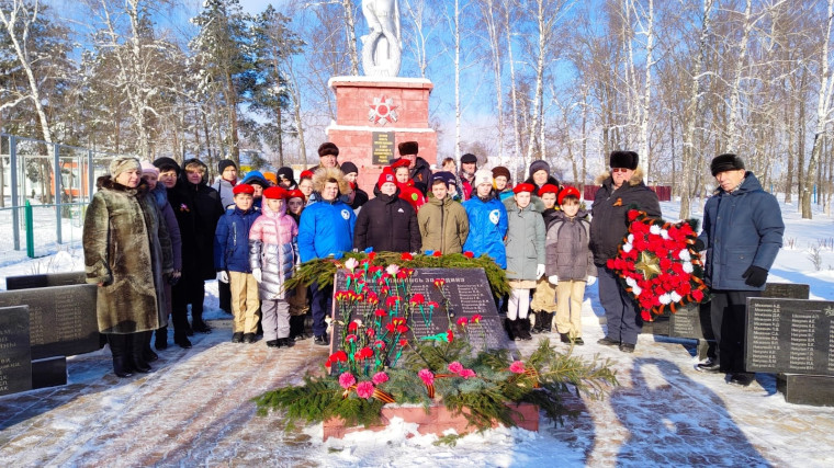 Сегодня в парке "Юбилейный" проведена акция "В памяти, в сердце, в вечности...", посвященная 80-летию со дня освобождения села Заячье от немецко-фашистских захватчиков..